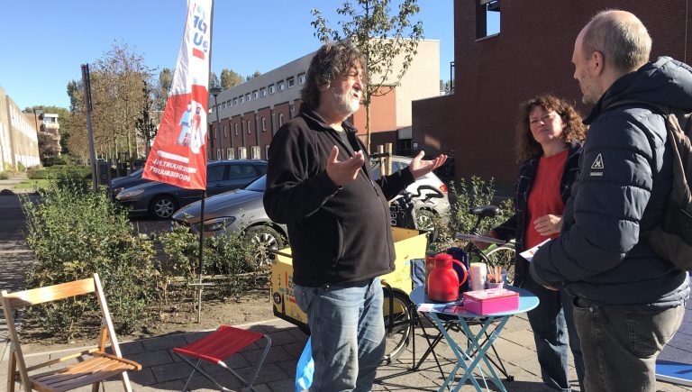 De koffiekar rijdt door de wijk
