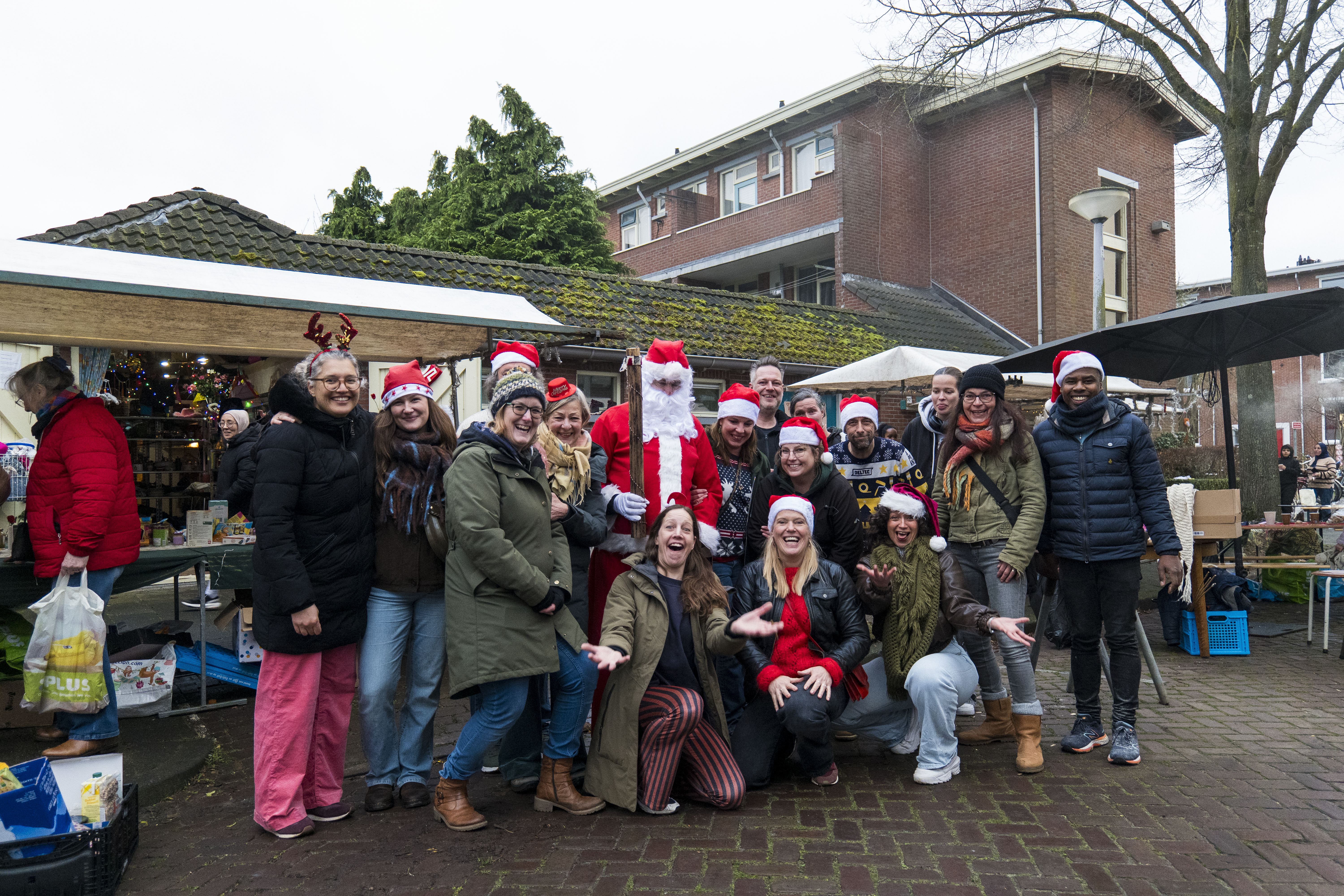 Een geslaagde kerstpakkettenactie aan de Almastraat